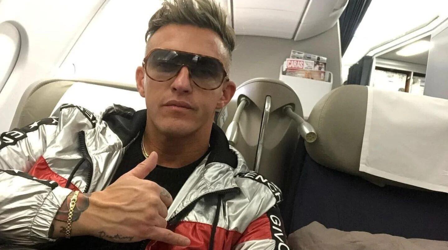 Fernando Pérez Algaba, empresario asesinado, posando en un avión con gafas de sol