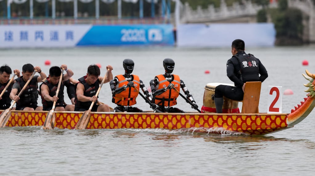 Robots humanoides compitiendo en una carrera de botes en China