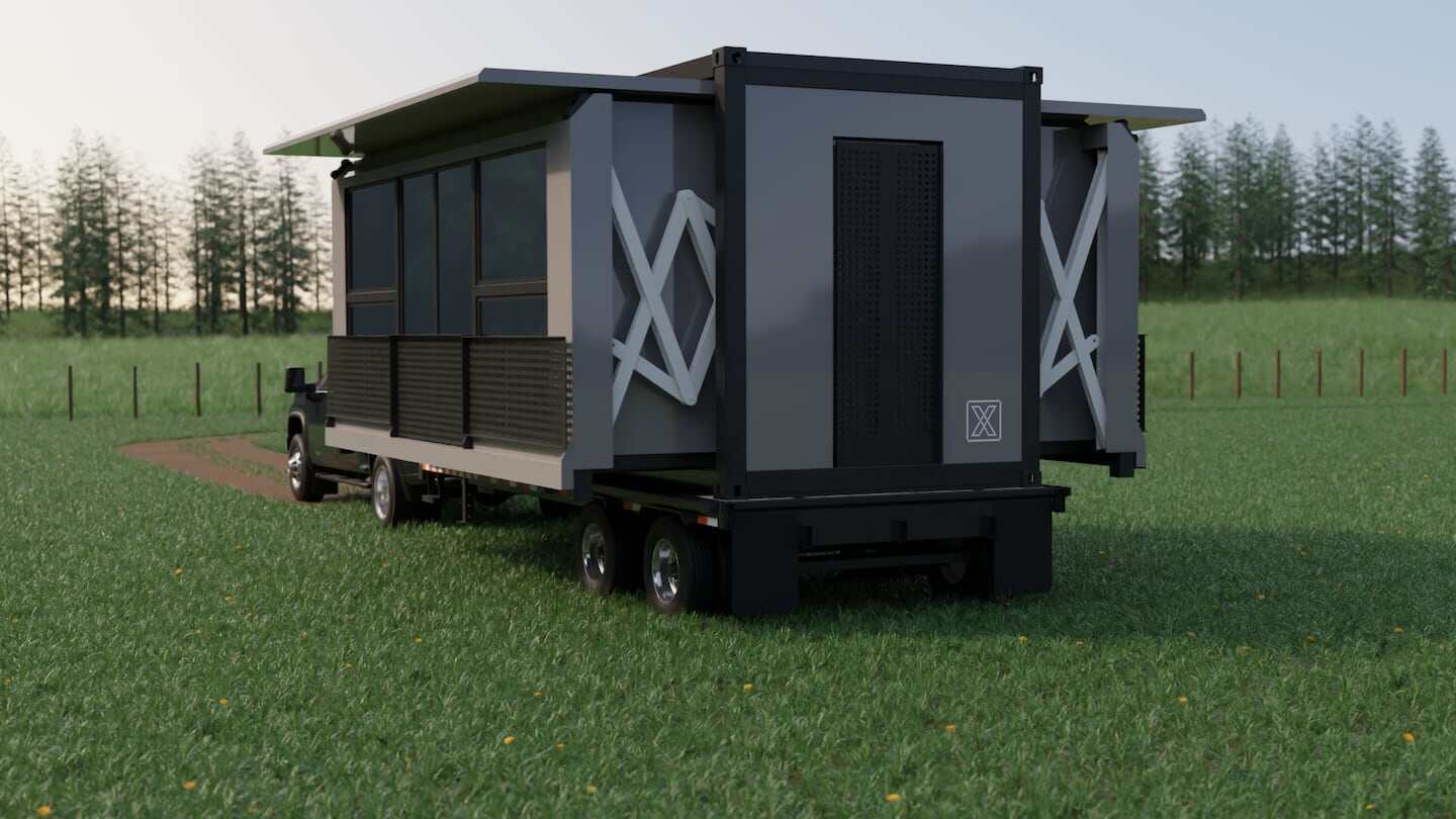 Casa plegable británica desplegada en un campo verde