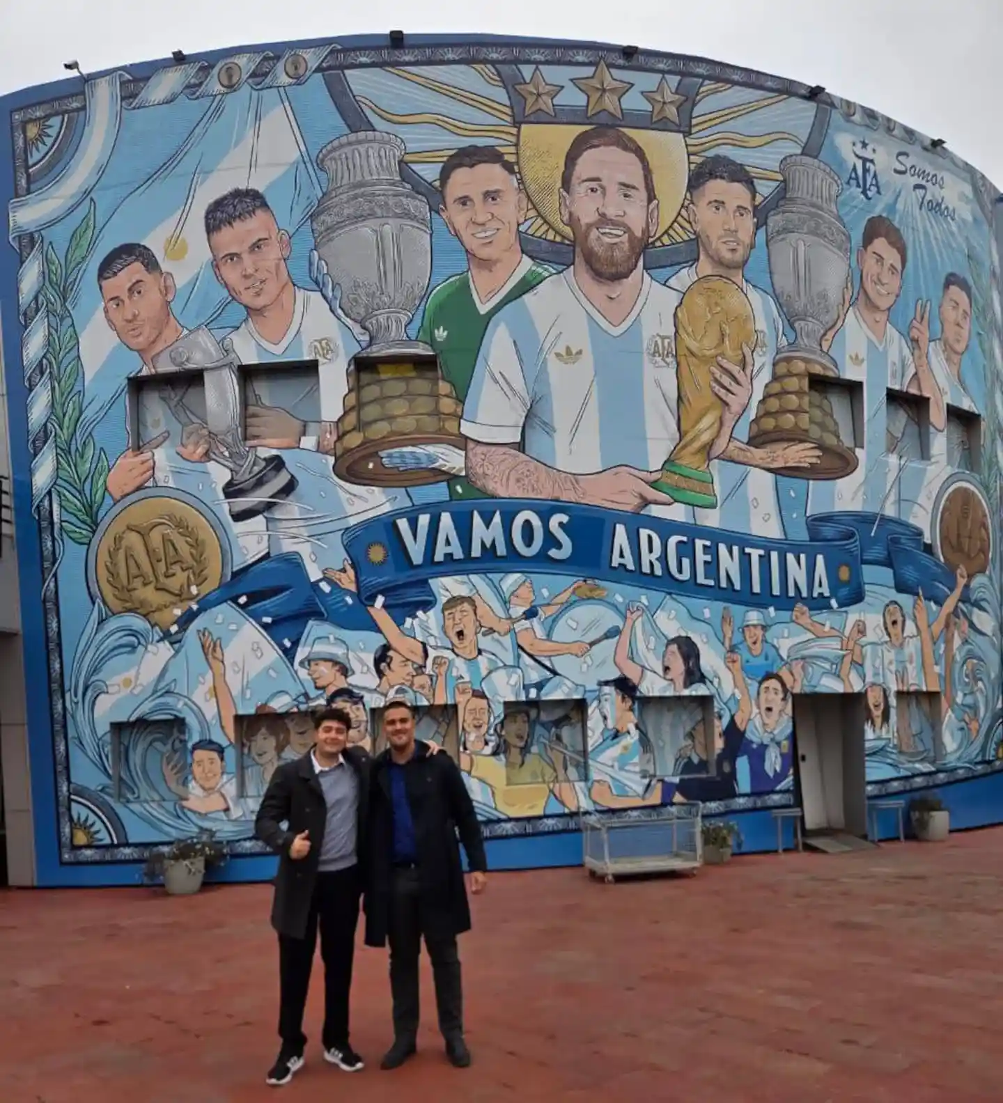 Francisco Francesch y Leandro Ramírez posando frente a un mural de la Selección Argentina en Mar del Plata