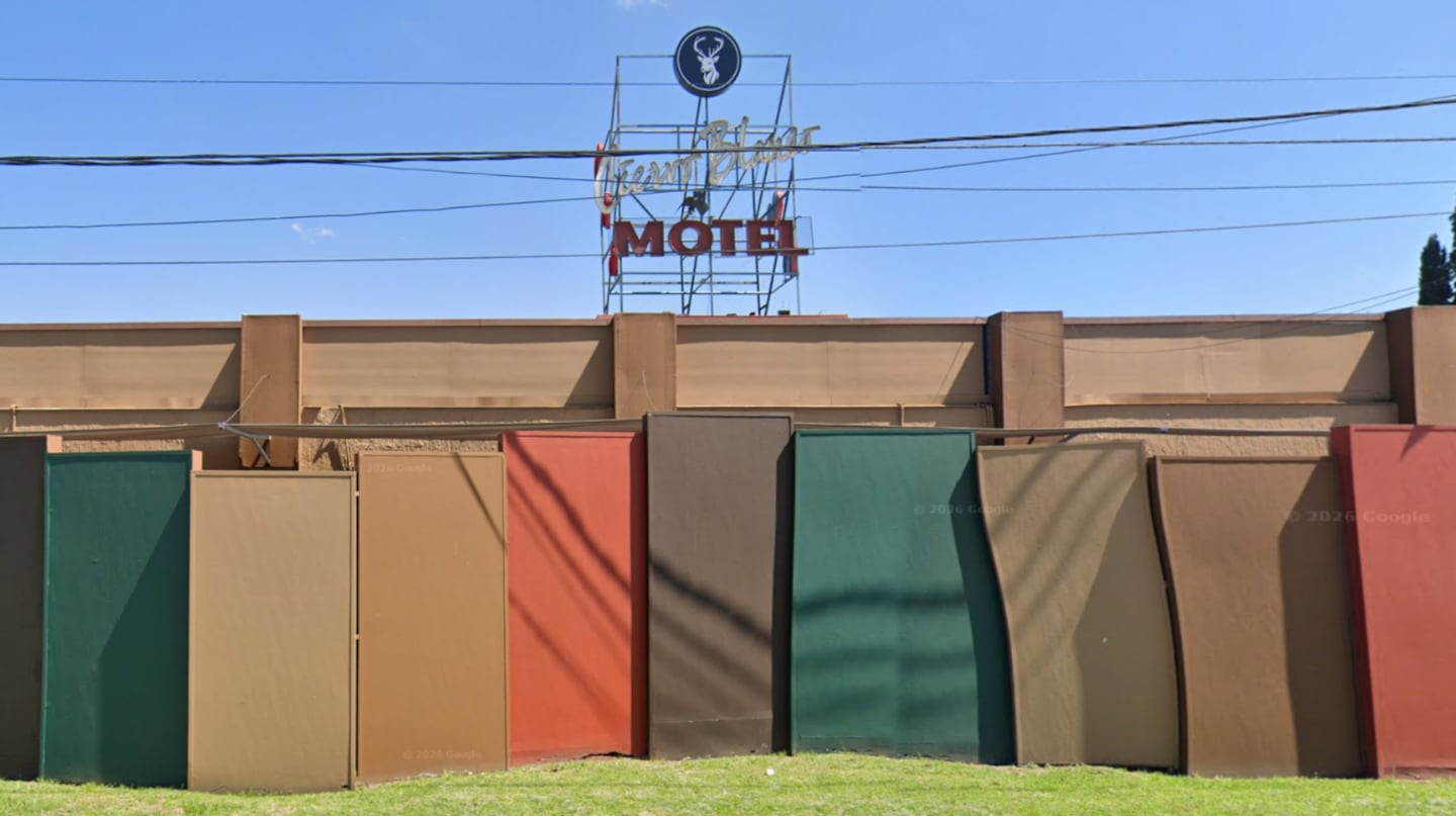 Fachada del Motel Ciervo Blanco en Rosario, Argentina
