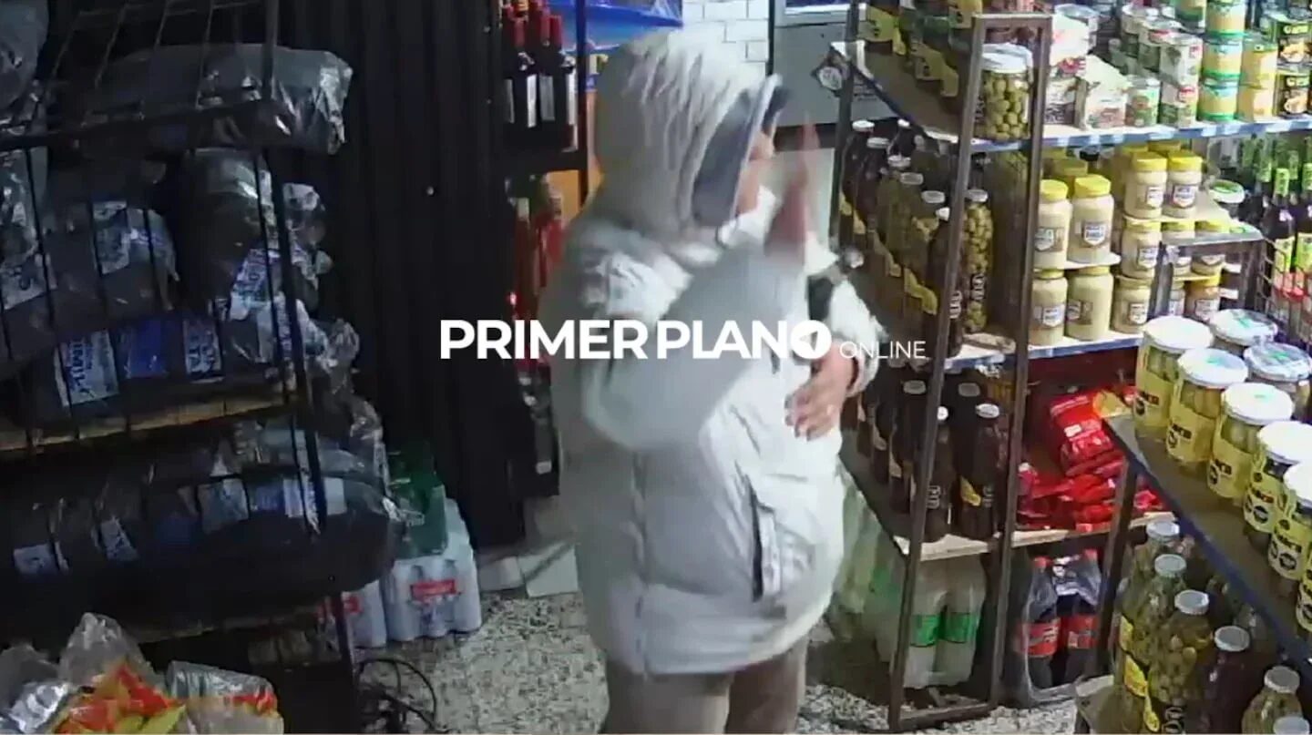 Ladrón en una tienda de Morón con capucha blanca y gesticulando