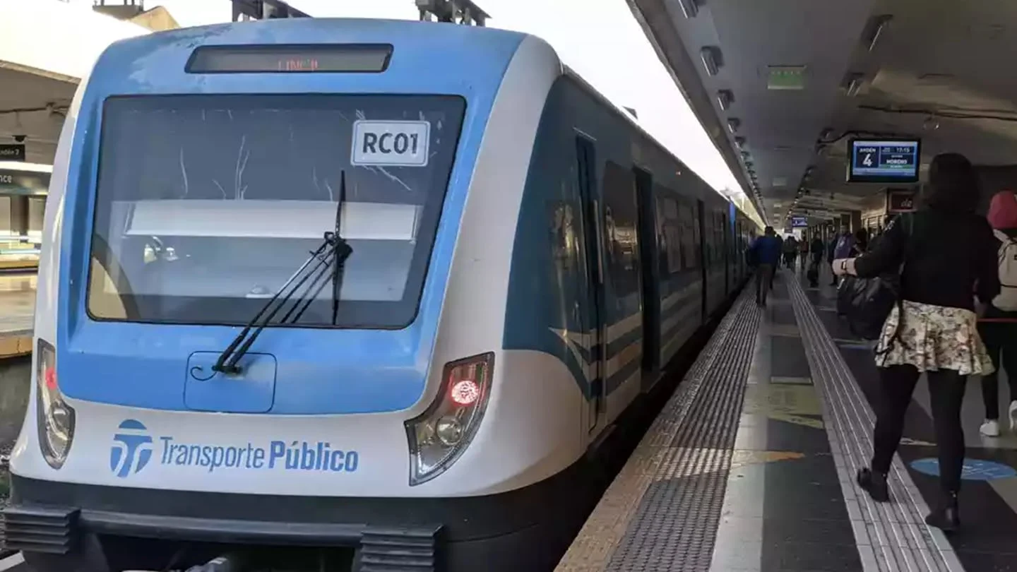 Tren de la línea Sarmiento en estación de tren con pasajeros esperando