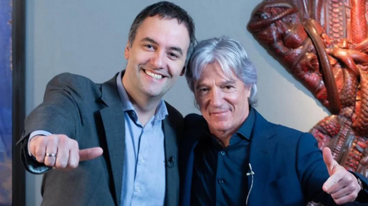 Manuel Adorni y Marcelo Grandio posando juntos con pulgares hacia arriba