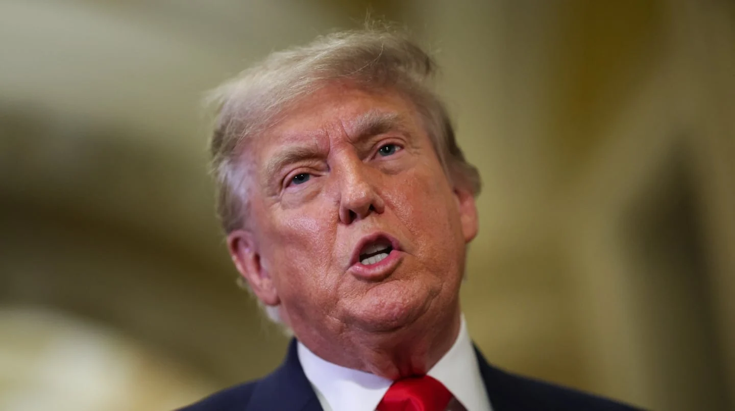 Donald Trump hablando en una conferencia de prensa sobre la situación en Irán