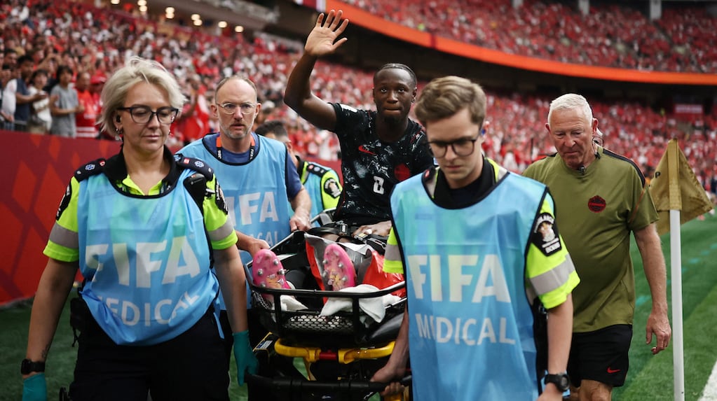 Ismaël Koné siendo retirado en camilla tras su lesión en el Mundial 2026