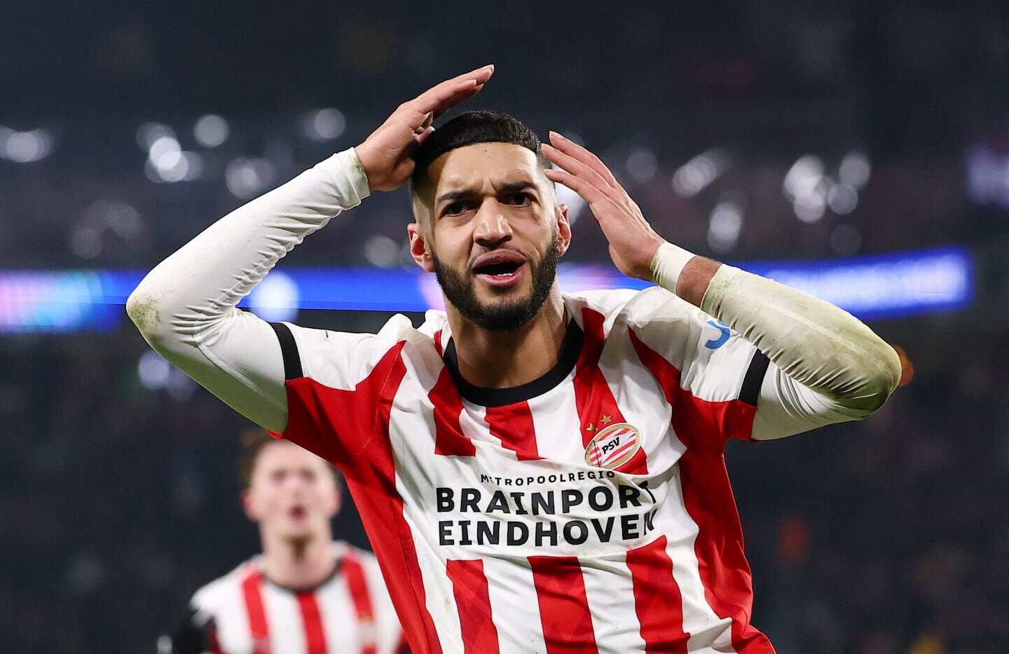 Ismael Saibari celebra un gol con el PSV Eindhoven en un partido de fútbol
