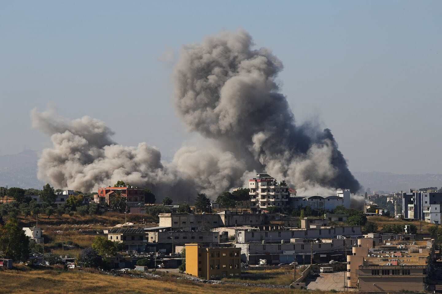 Nubes de humo tras un bombardeo en el sur de Líbano