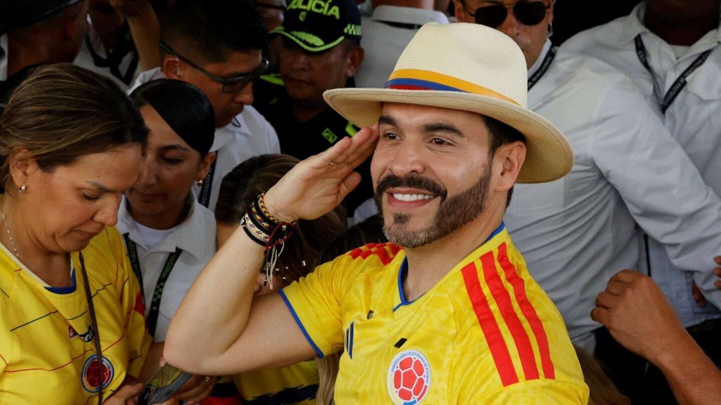 Abelardo de la Espriella saluda con una sonrisa durante un evento en Colombia