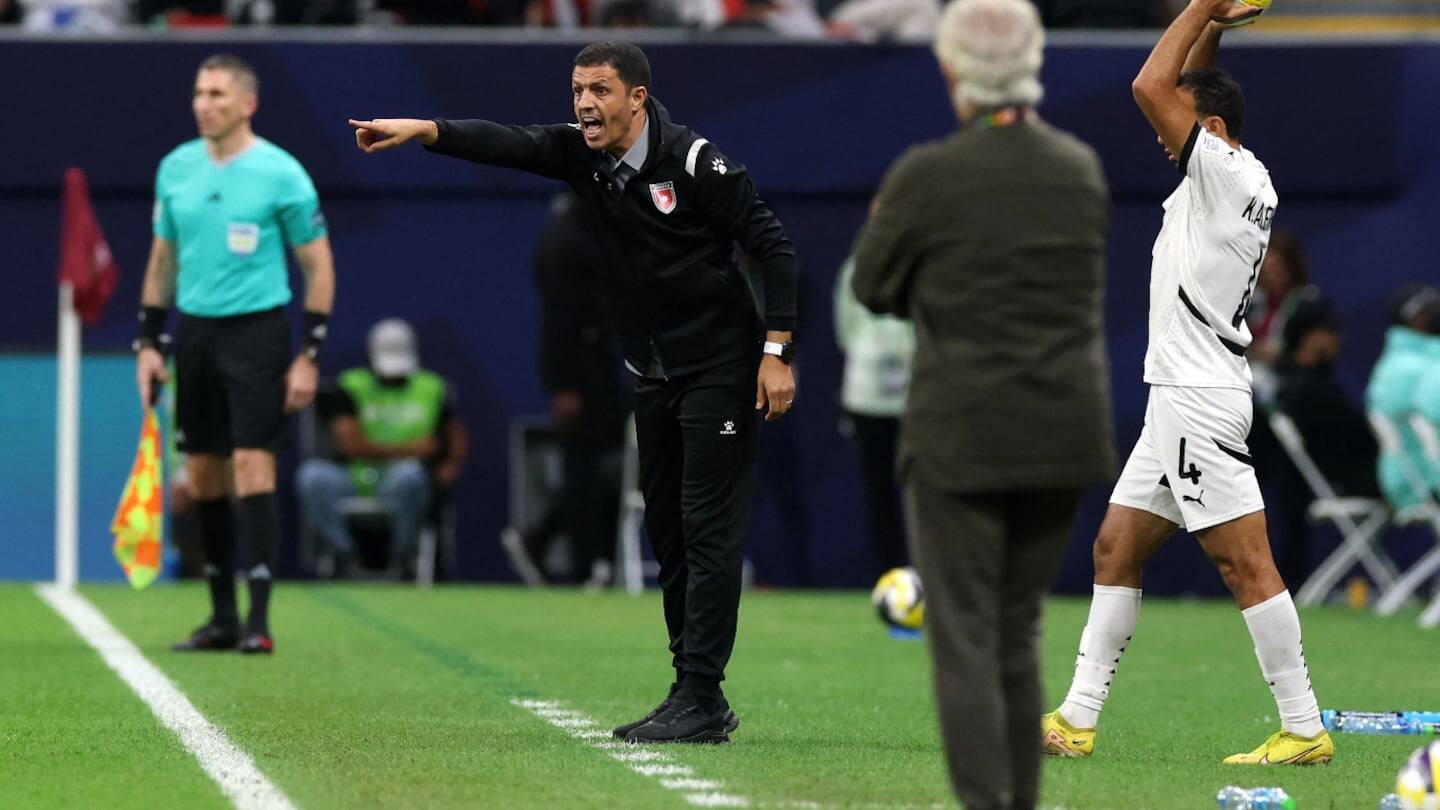 Jamal Sellami dirigiendo a la selección de Jordania durante un partido de fútbol