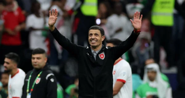 Jamal Sellami dirigiendo a la selección jordana en el Mundial 2026