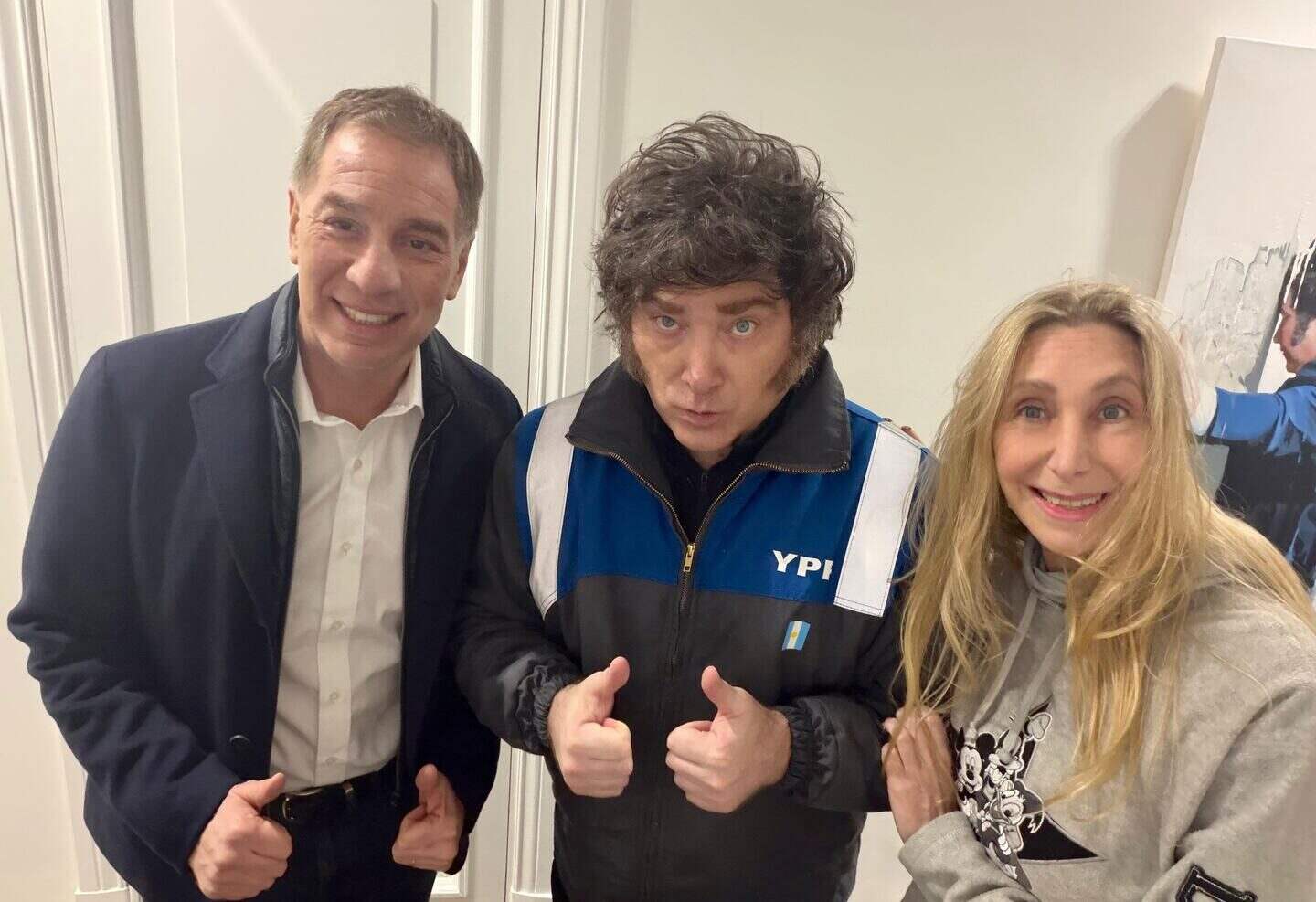 Javier Milei posando con legisladores de La Libertad Avanza en un encuentro en la Casa Rosada