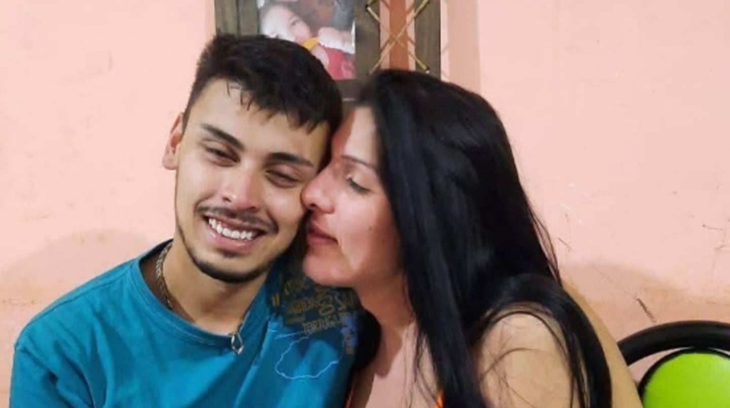 Jazmín La Cuerpo y un joven sonríen en un ambiente familiar