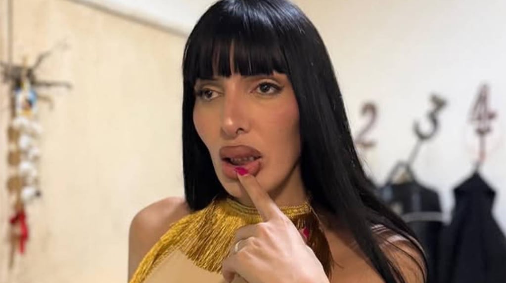 Jazmín La Cuerpo durante una presentación