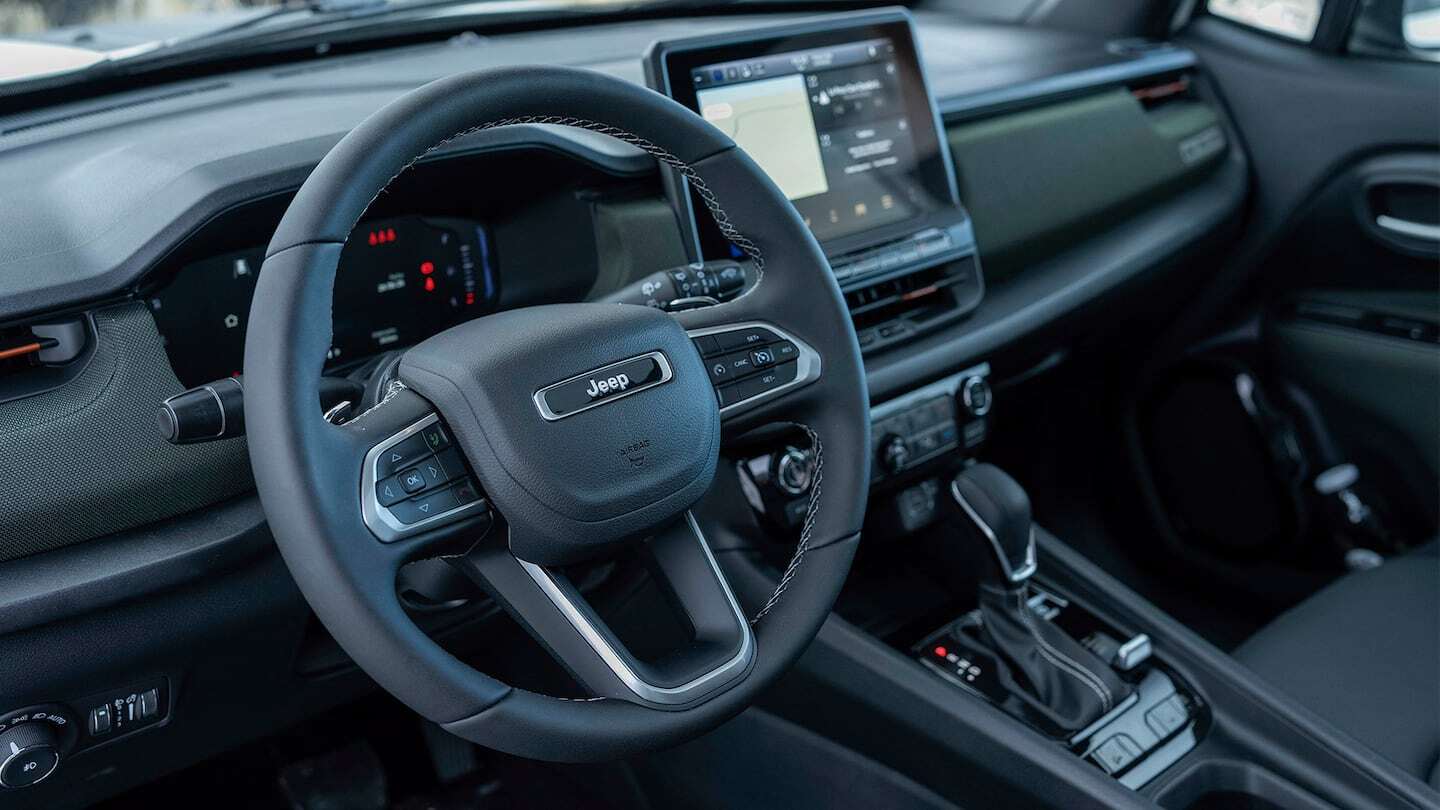 Interior del nuevo Jeep Renegade con volante y pantalla central