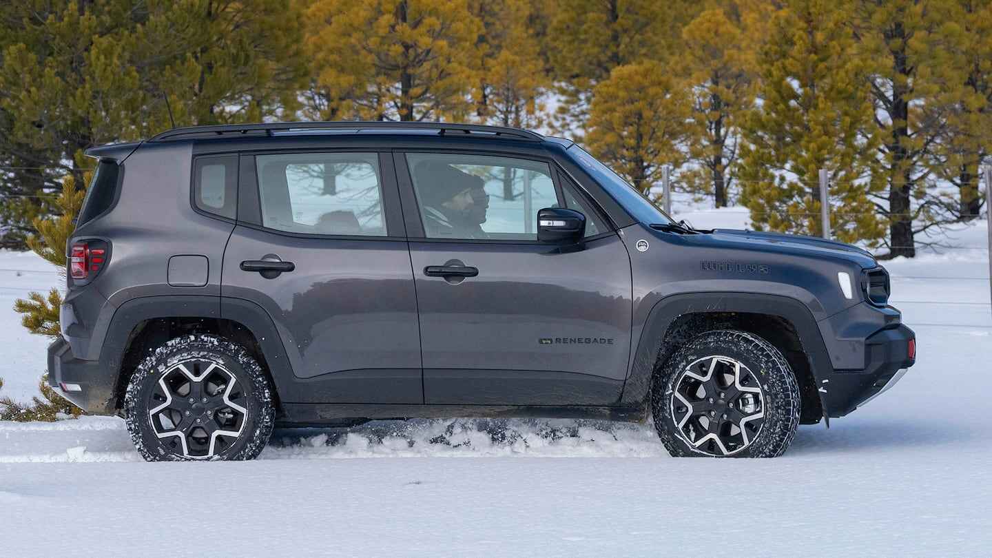 Jeep Renegade 2023 en un paisaje nevado