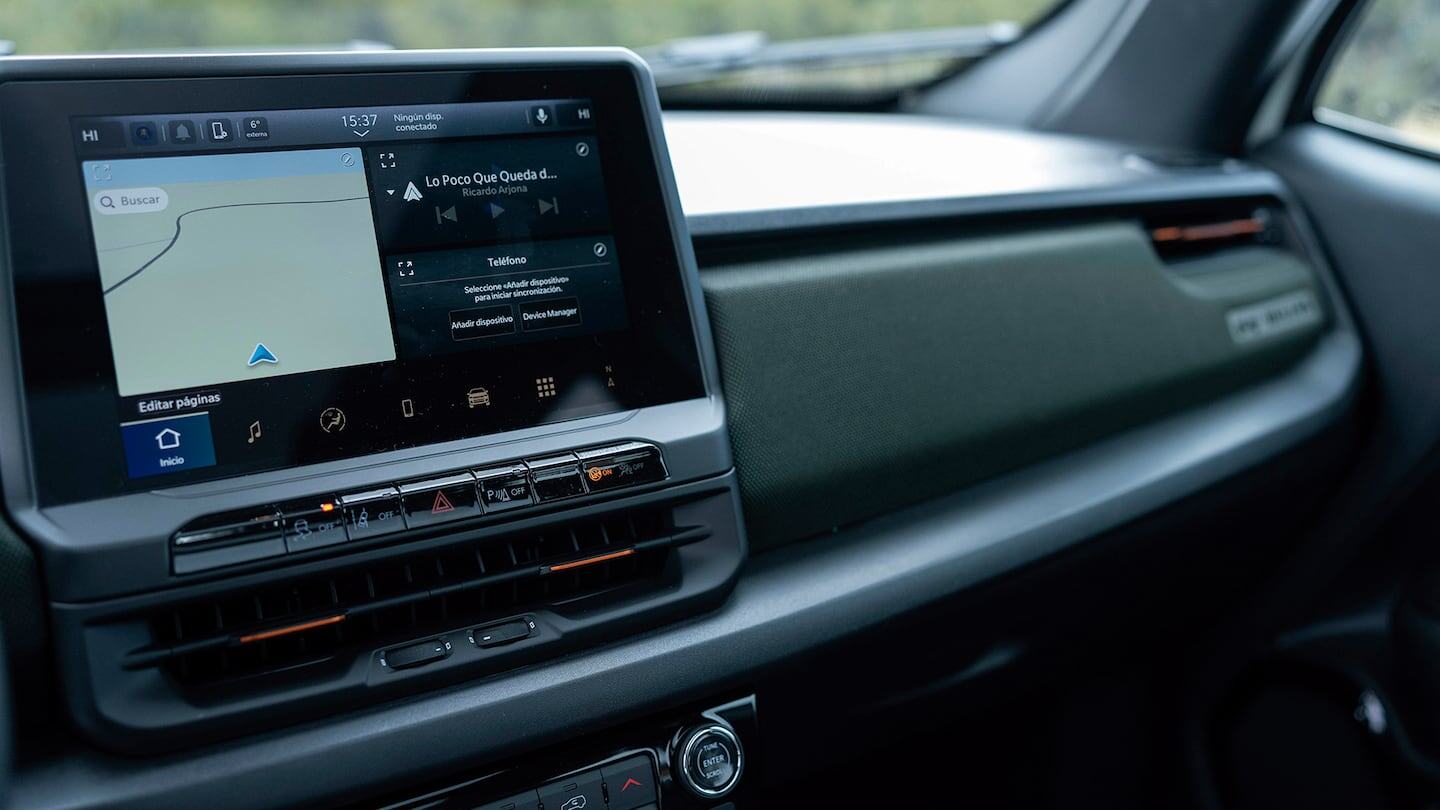 Interior del nuevo Jeep Renegade con pantalla táctil y panel de control moderno