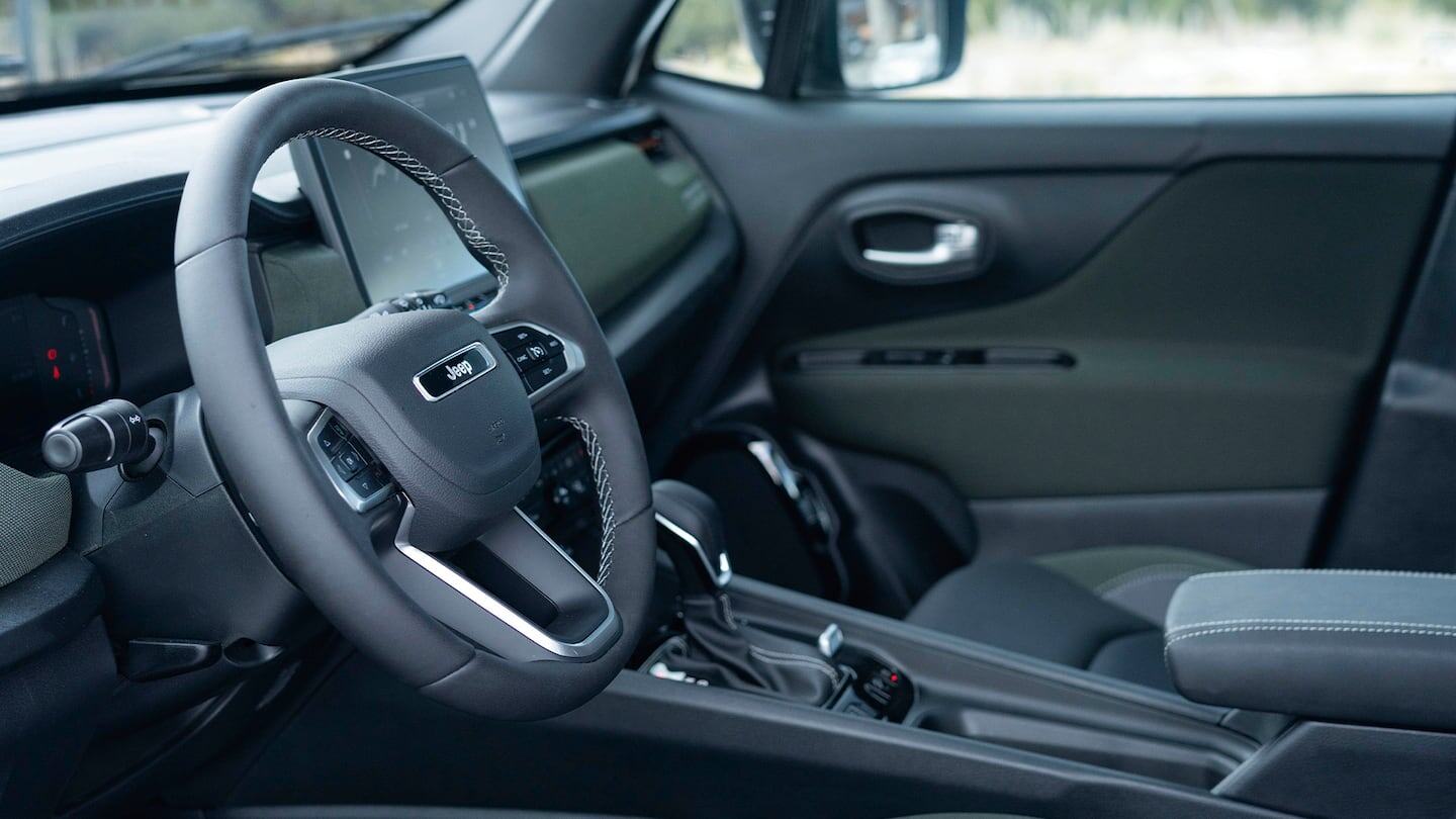 Interior del nuevo Jeep Renegade con volante y pantalla digital
