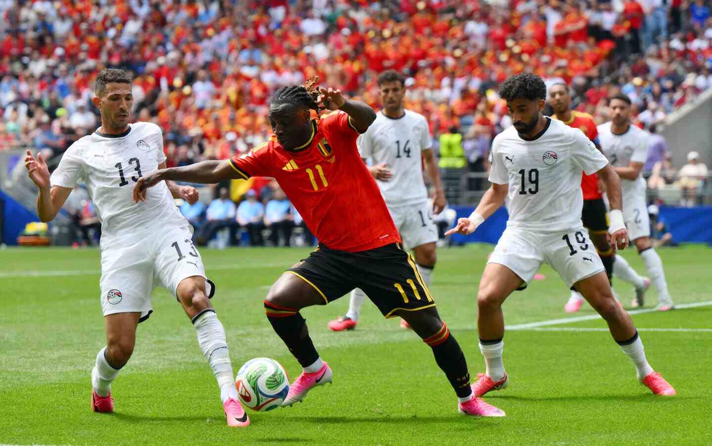 Jérémy Doku en acción durante un partido de fútbol con la selección de Bélgica