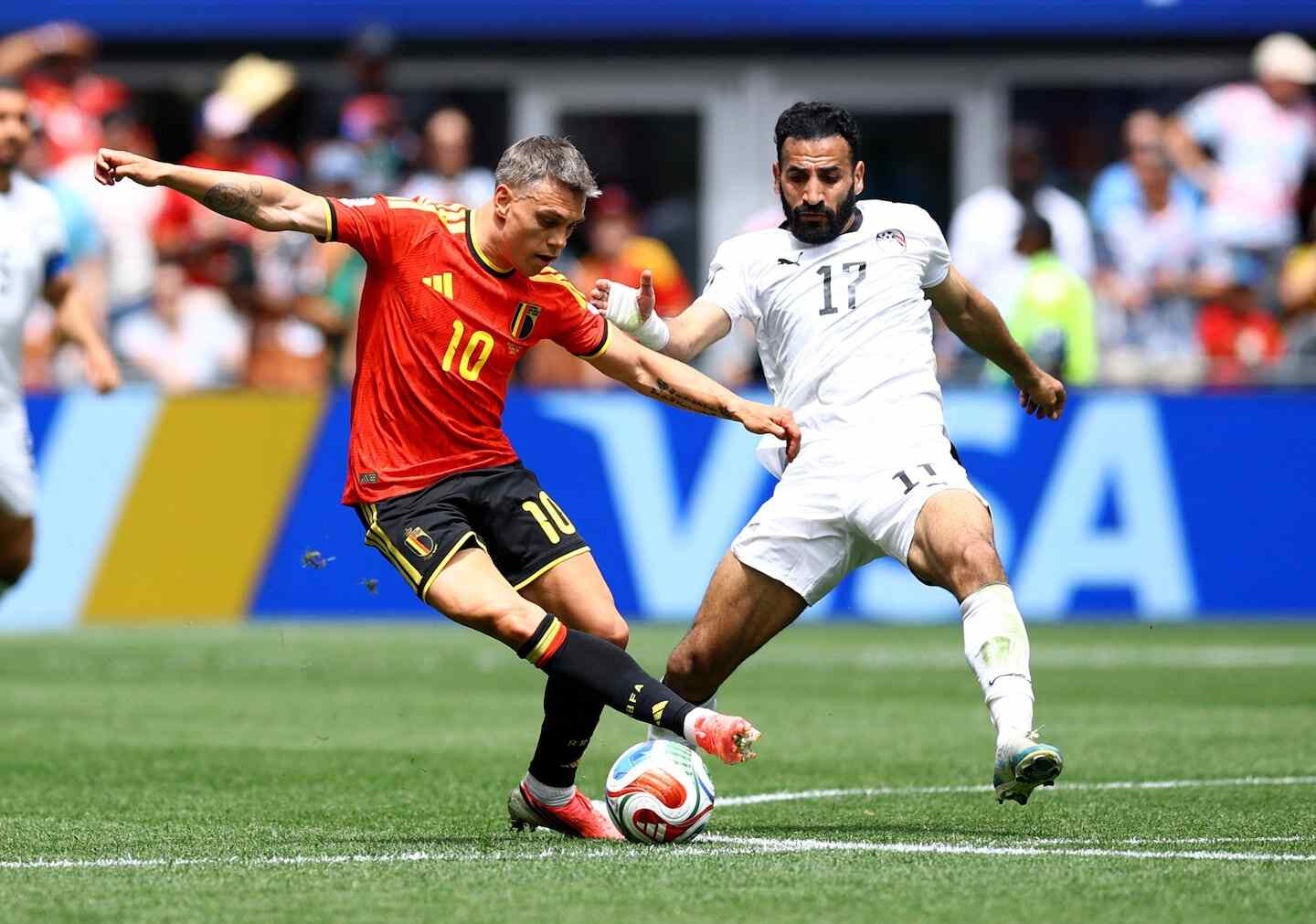 Jérémy Doku en acción durante un partido de fútbol con la selección de Bélgica