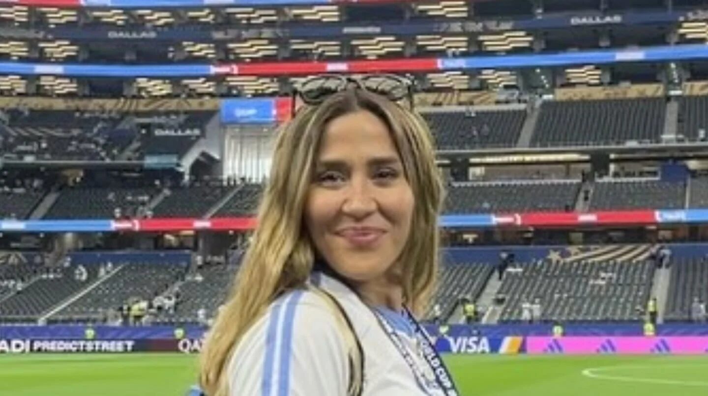 Jimena Barón sonríe en el estadio de Dallas tras el partido de la Selección Argentina en el Mundial 2026