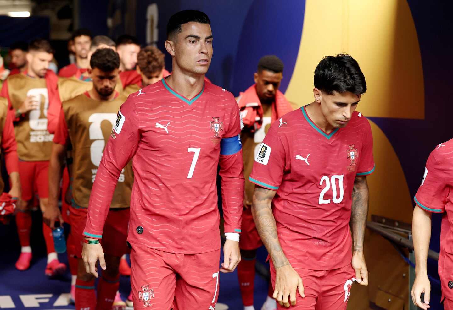 Joao Cancelo y Cristiano Ronaldo ingresando al campo durante un partido de la selección de Portugal