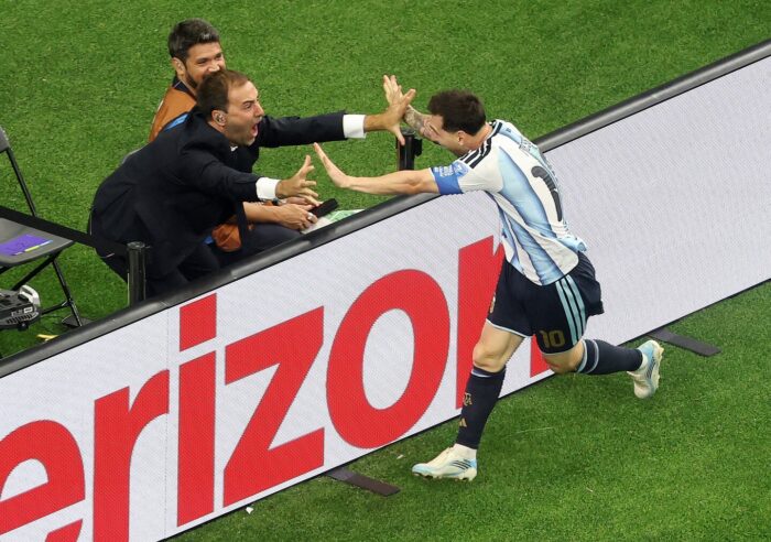 Lionel Messi celebra su gol y saluda emocionado a Joaquín Bruno durante el partido contra Austria