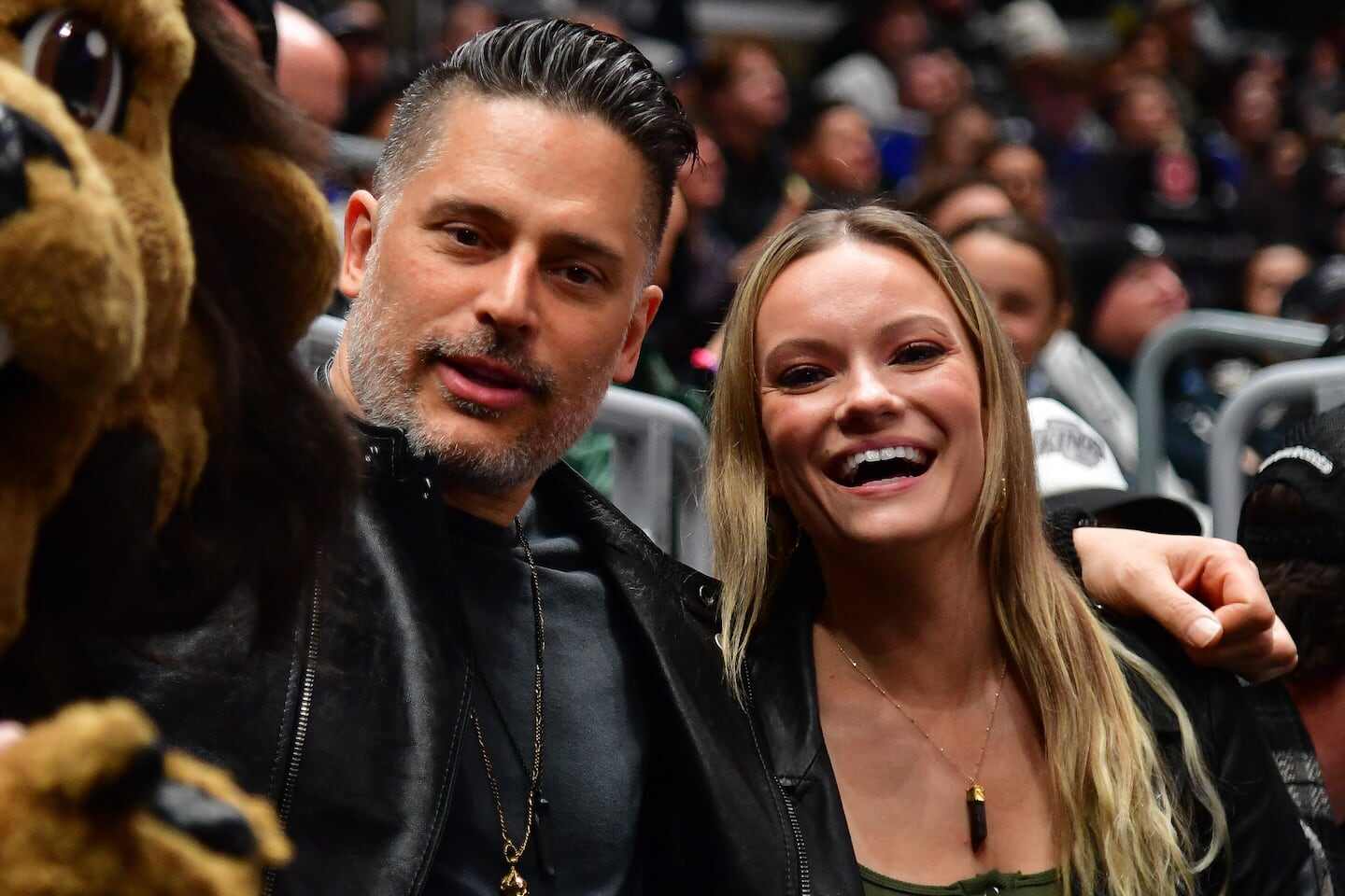 Joe Manganiello y una mujer sonriente en un evento deportivo