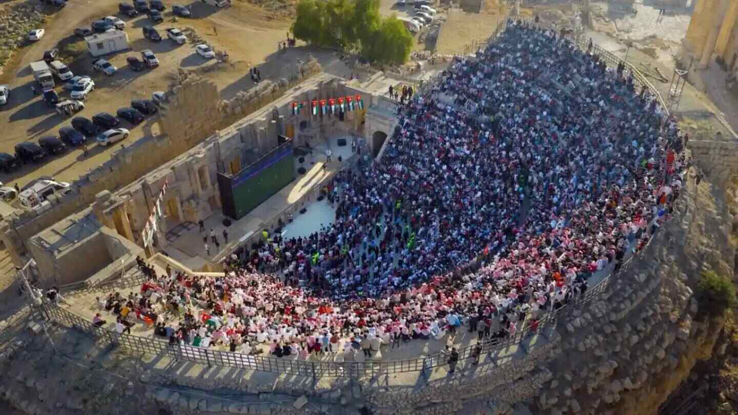 Vista aérea de un gran evento en un antiguo teatro romano en Jordania con una multitud reunida