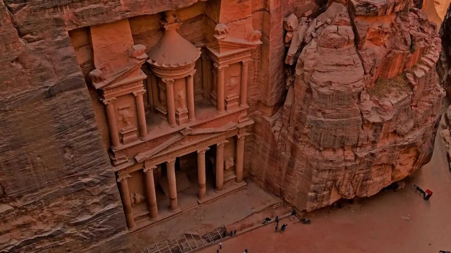 Vista aérea del Tesoro en Petra, Jordania, con su impresionante fachada tallada en roca