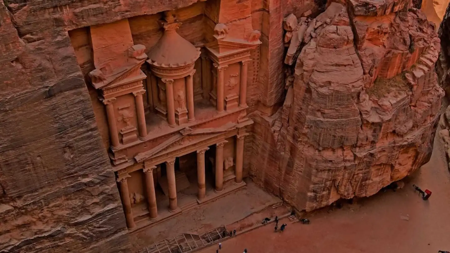 Vista aérea del Tesoro en Petra, Jordania, con su impresionante fachada tallada en roca