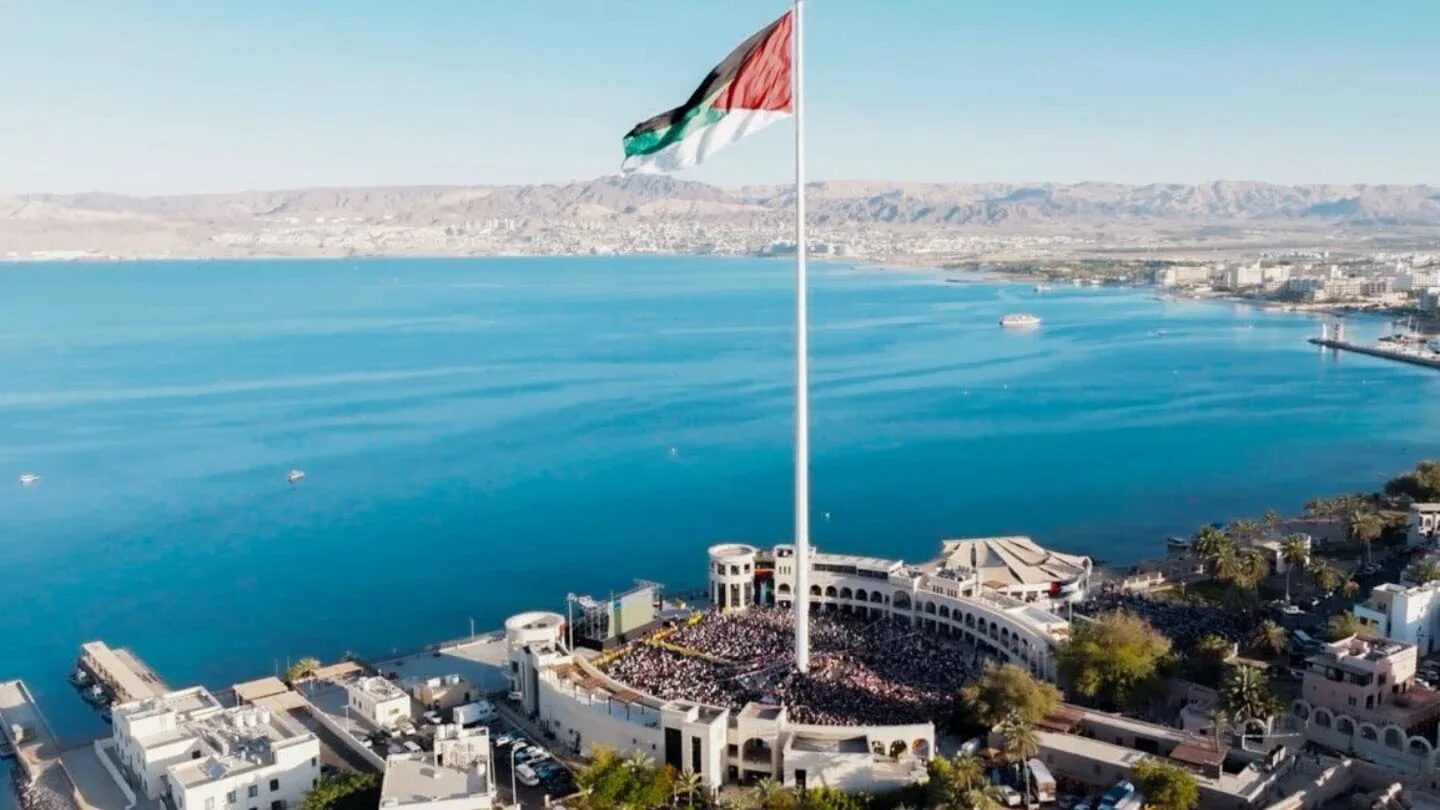 Vista panorámica de la costa de Jordania con una gran bandera ondeando