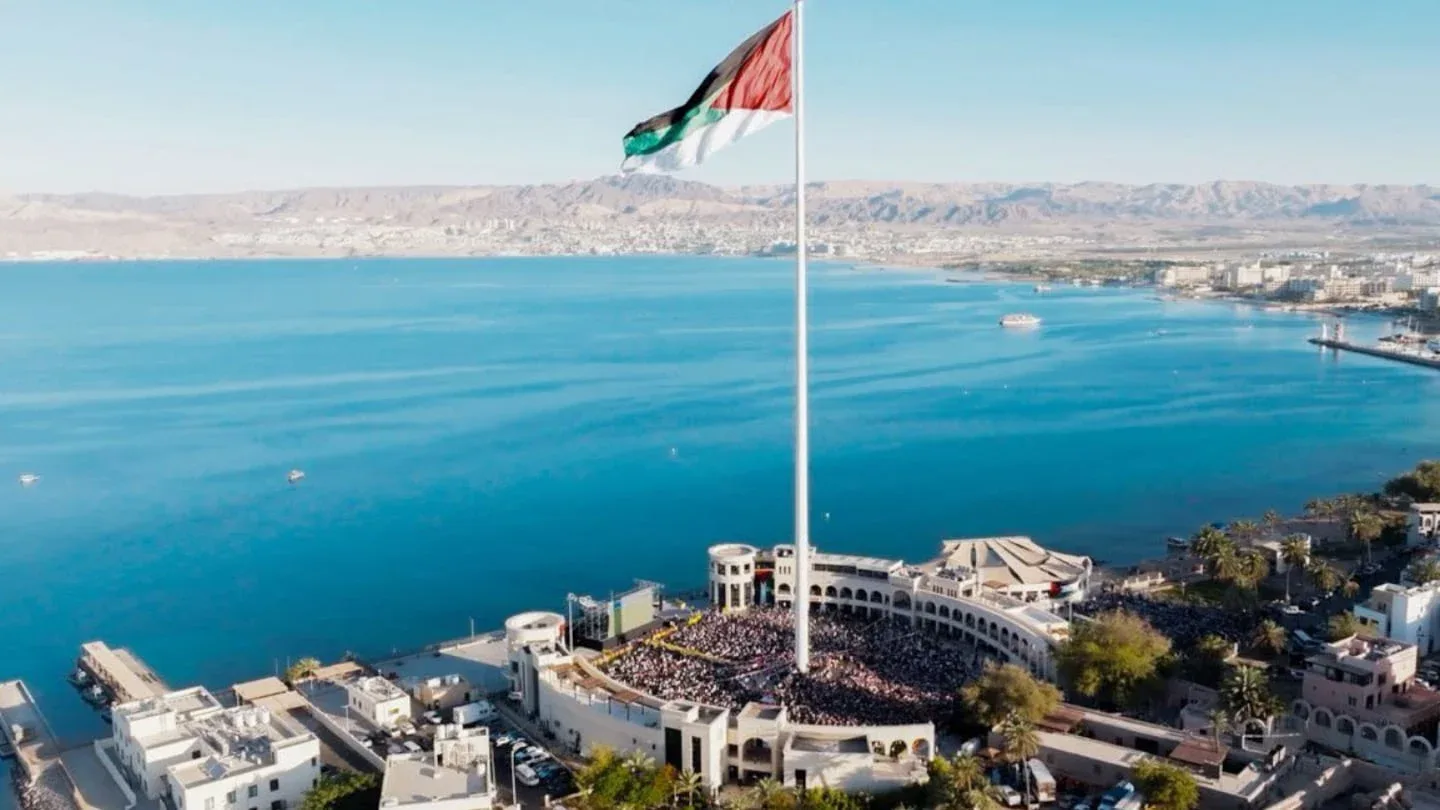 Vista panorámica de la costa de Jordania con una gran bandera ondeando