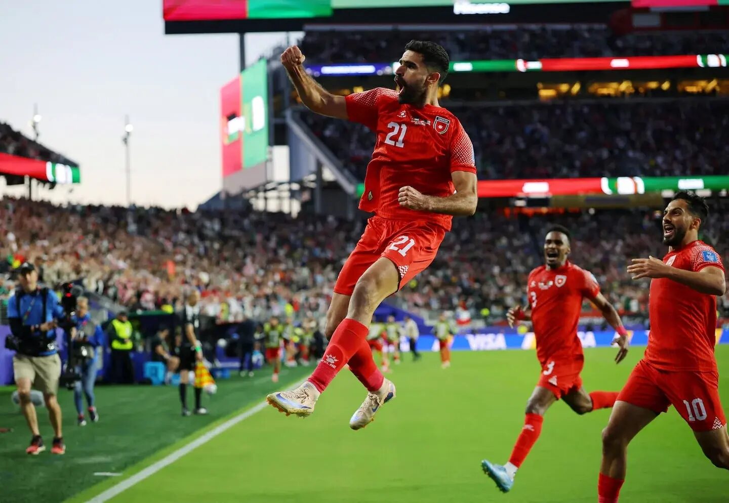 Jugadores de la selección de Jordania celebrando un gol en un partido de fútbol