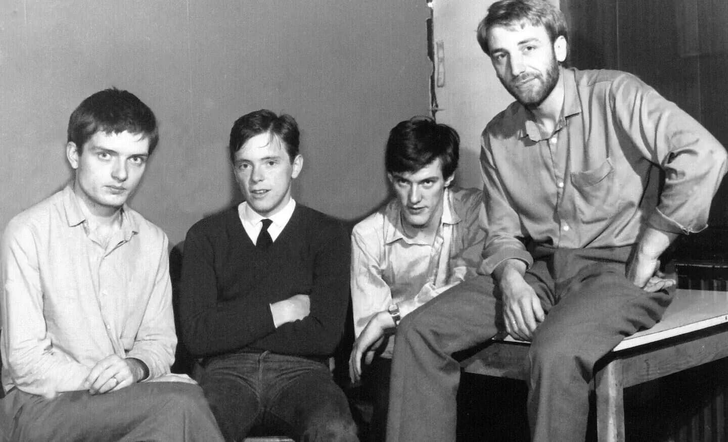 Miembros de Joy Division posando en una fotografía en blanco y negro