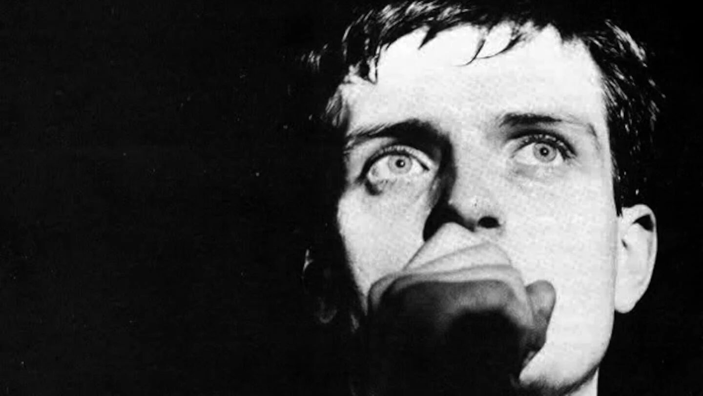 Ian Curtis de Joy Division durante una actuación en vivo