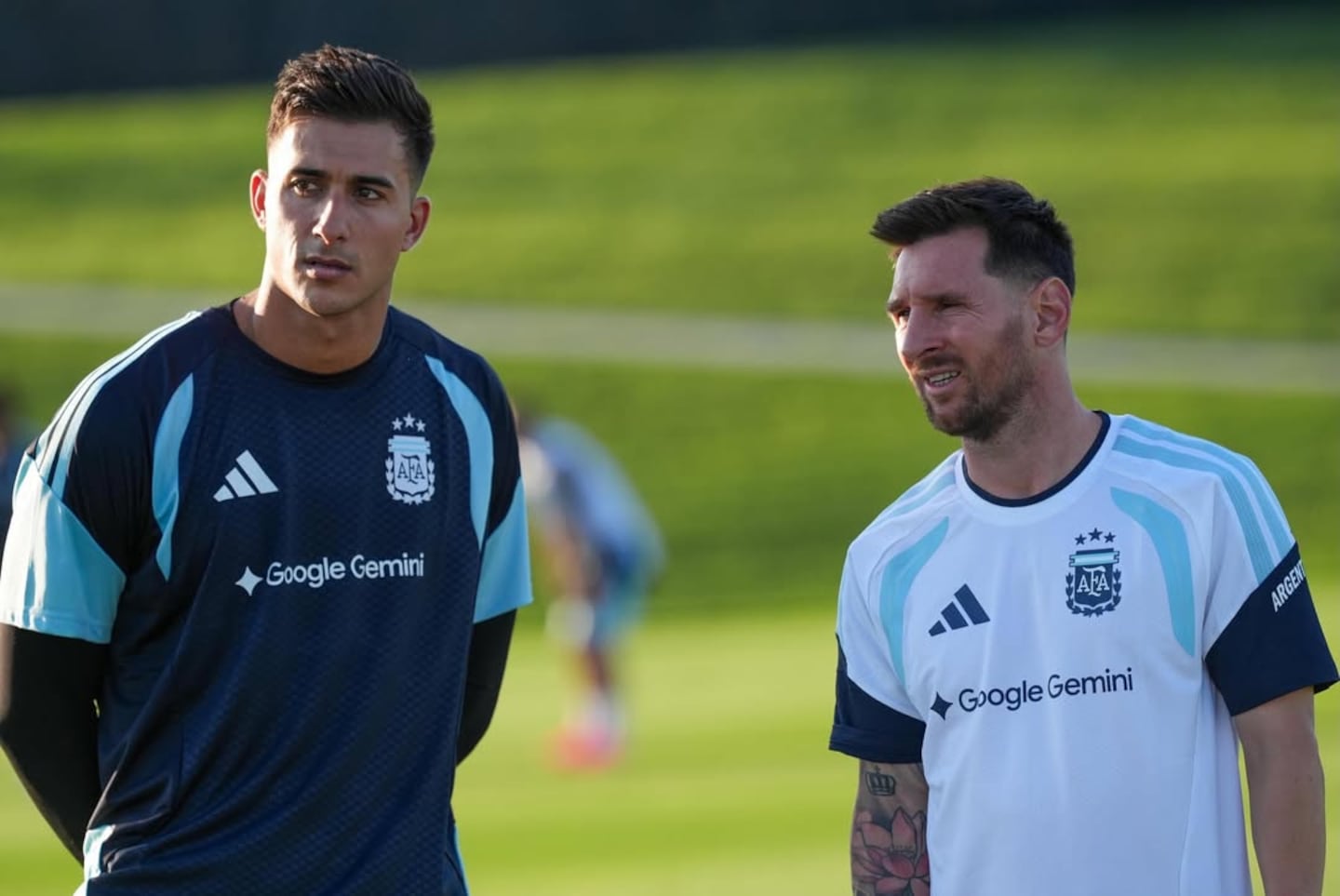 Juan Musso y Lionel Messi conversando durante un entrenamiento de la Selección argentina