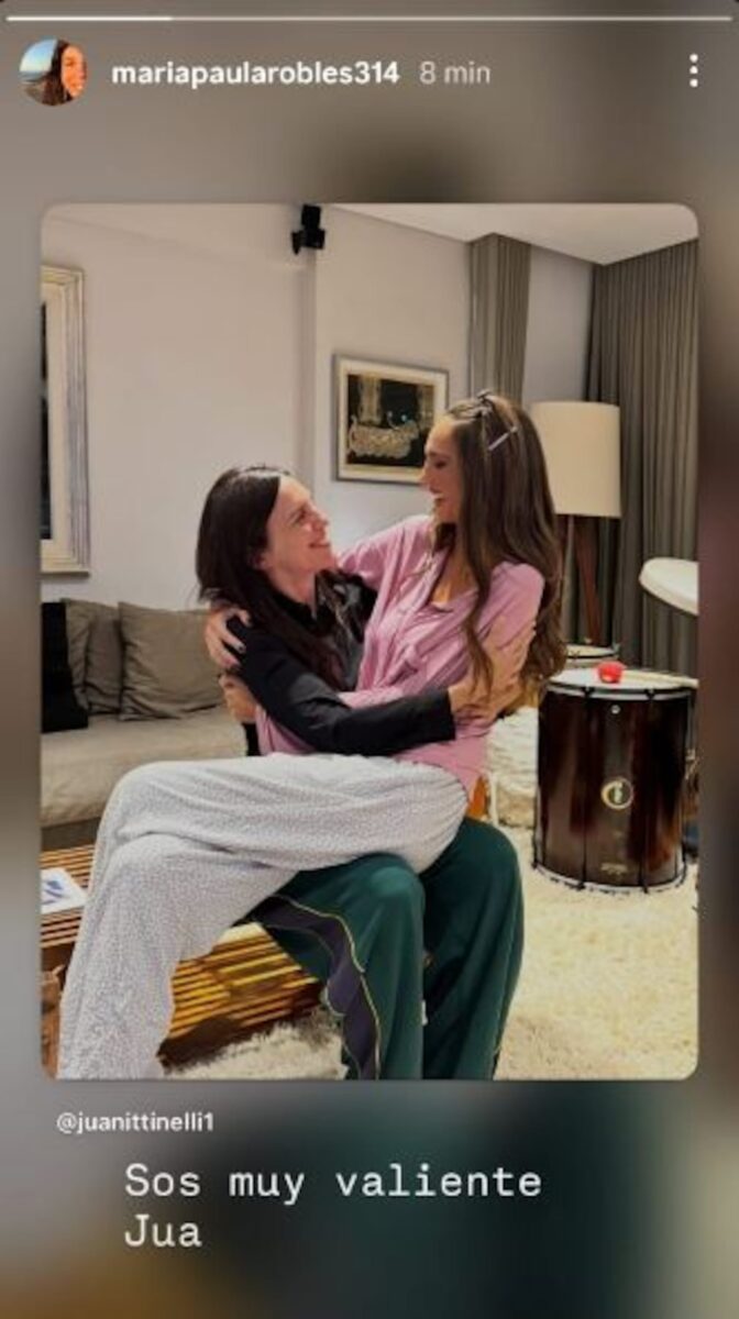 Juana Tinelli abrazando a Paula Robles en un ambiente acogedor