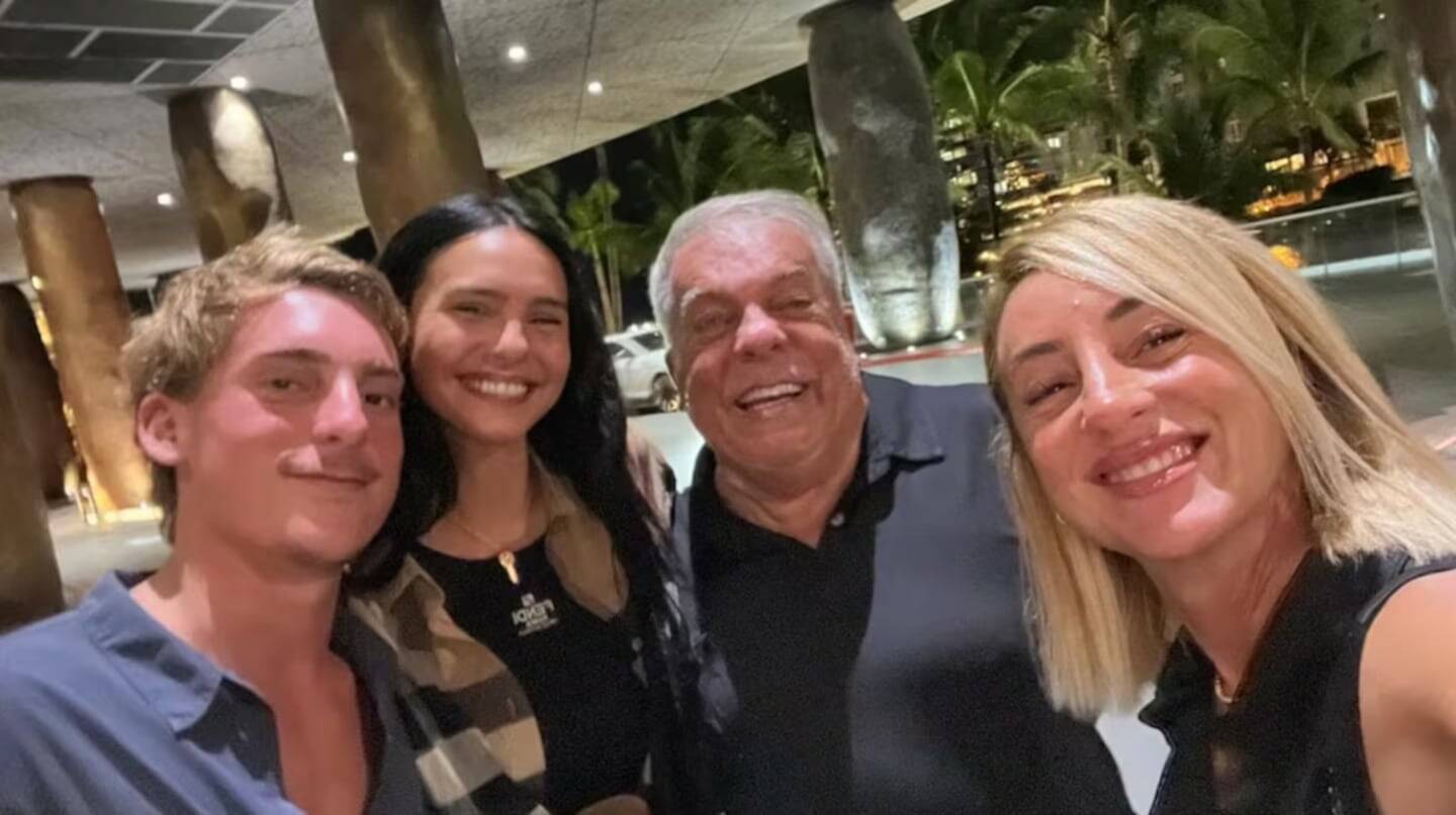 Juana Tinelli y amigos posando sonrientes en un ambiente elegante