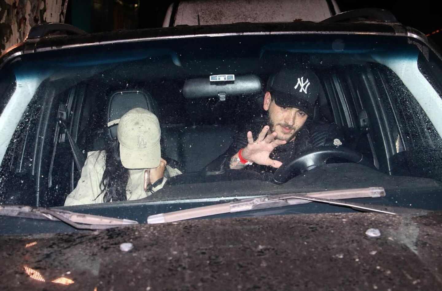 Juana Tinelli y Bautista Cuiña en un vehículo, mostrando una interacción tensa