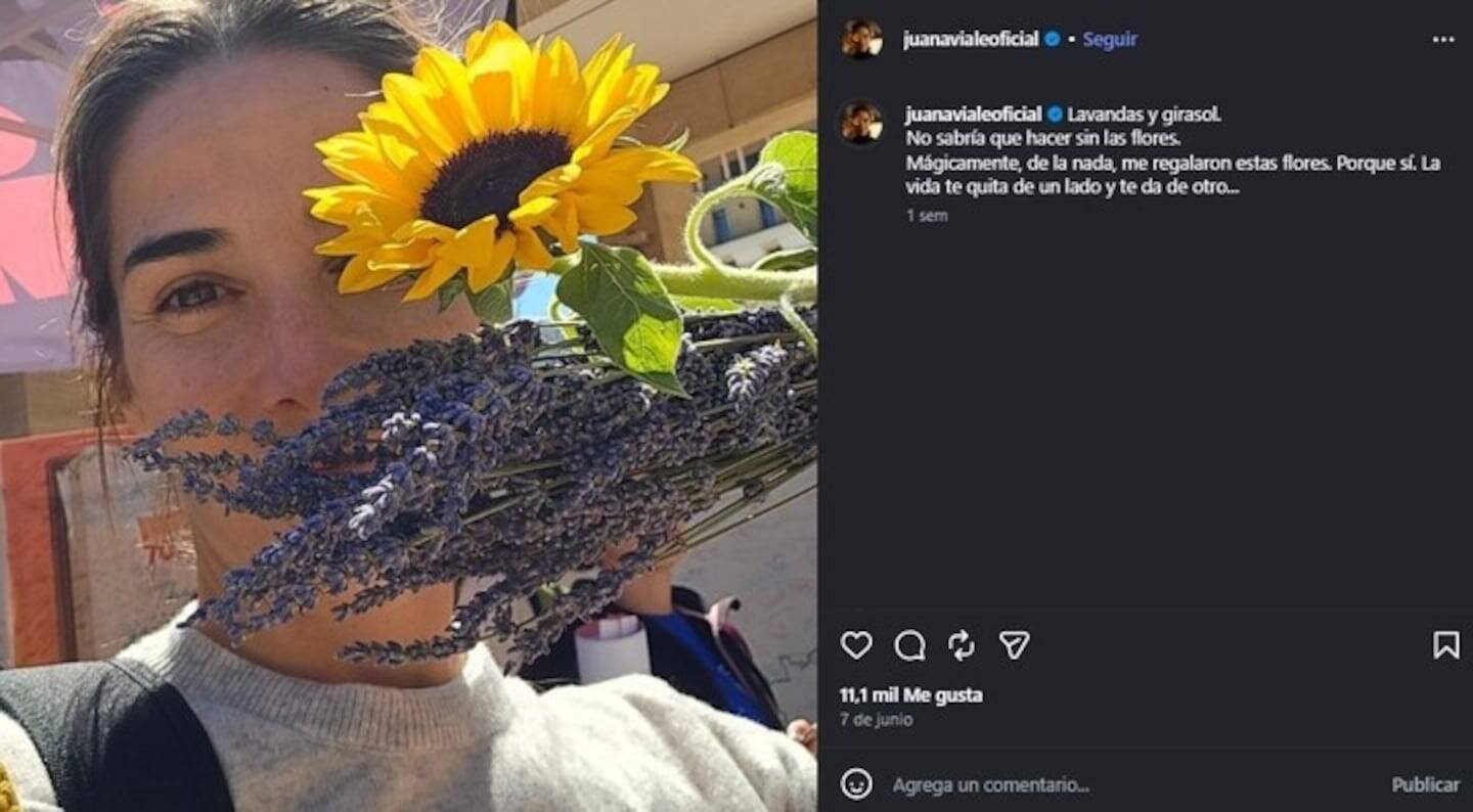 Juana Viale sosteniendo un girasol y lavanda en su rostro