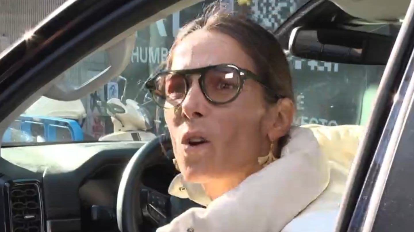 Juana Viale en el interior de un automóvil, luciendo gafas de sol y hablando