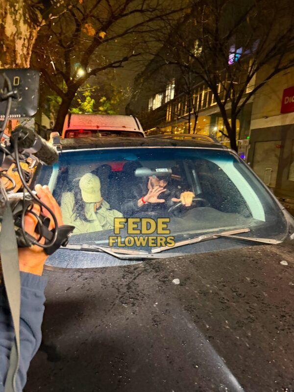 Juanita Tinelli y un joven en un automóvil durante una salida nocturna