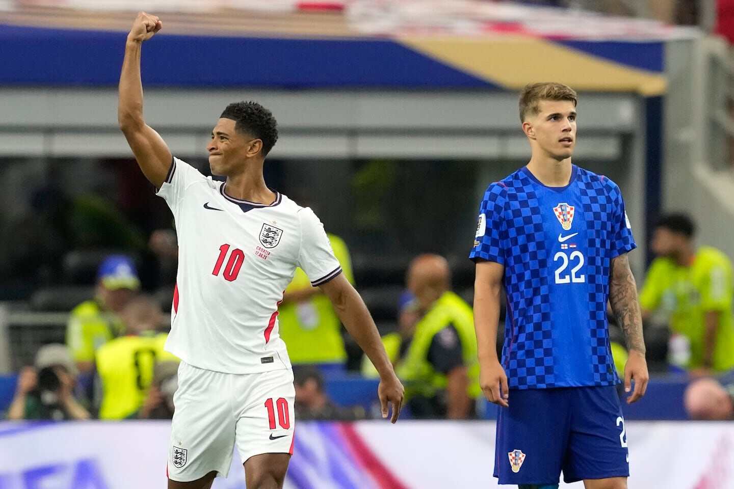 Jude Bellingham celebra tras recibir el premio a la figura del partido contra Ghana