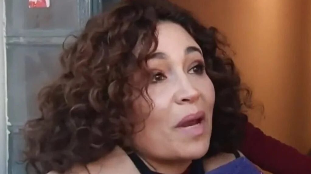Julia Mengolini discutiendo con un cronista
