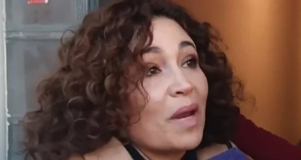 Julia Mengolini discutiendo con un cronista