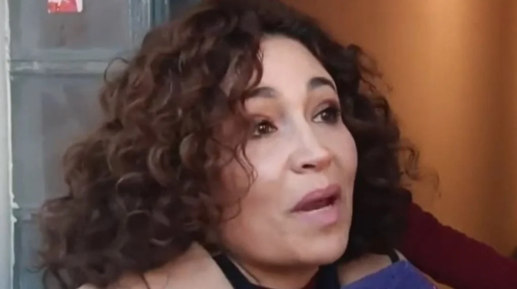 Julia Mengolini discutiendo con un cronista