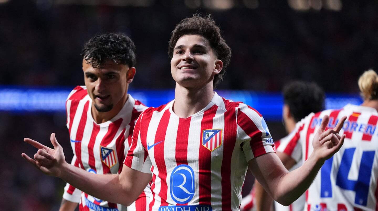 Julián Álvarez celebra un gol con la camiseta del Atlético de Madrid en un partido reciente