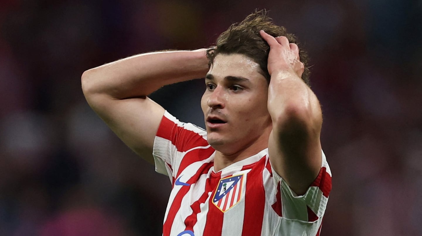 Julián Álvarez con expresión de frustración durante un partido con el Atlético de Madrid