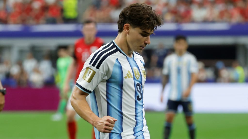 Julián Álvarez durante un partido con la Selección argentina